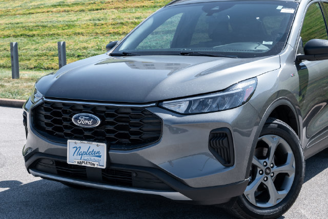 Used 2025 Ford Escape ST-Line AWD/4WD image 2