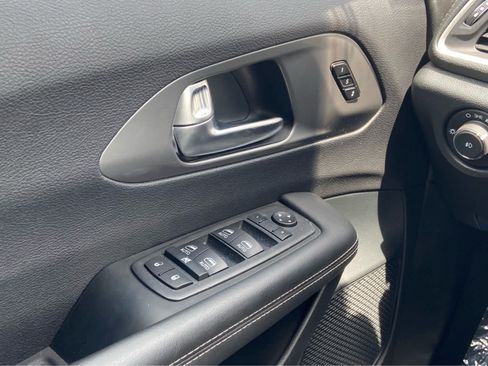 Used 2025 Chrysler Pacifica Select FWD image 23