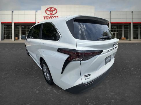 Used 2025 Toyota Sienna XLE FWD image 6