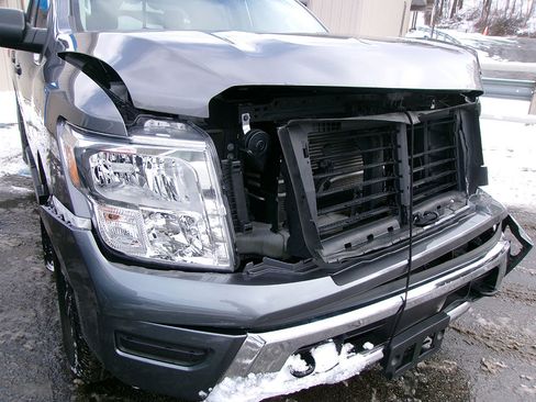 Used 2022 Nissan Titan SV image 3