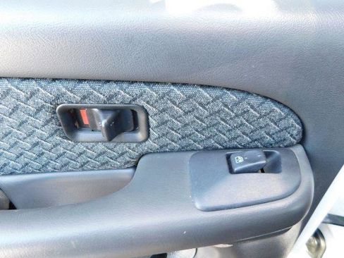 Used 2004 Chevrolet Avalanche Z71 w/ Sun And Sound Package image 15