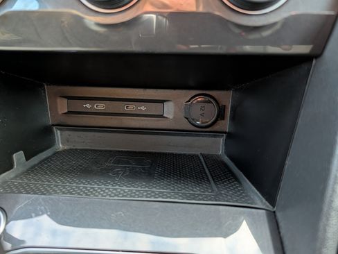 Used 2021 Volkswagen Tiguan SE image 32