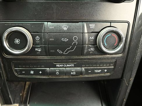 Used 2018 Ford Explorer XLT AWD/4WD image 17
