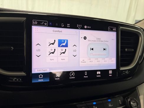 Used 2023 Chrysler Pacifica Touring-L FWD image 5