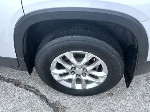 Used 2021 Chevrolet Traverse LT image 24