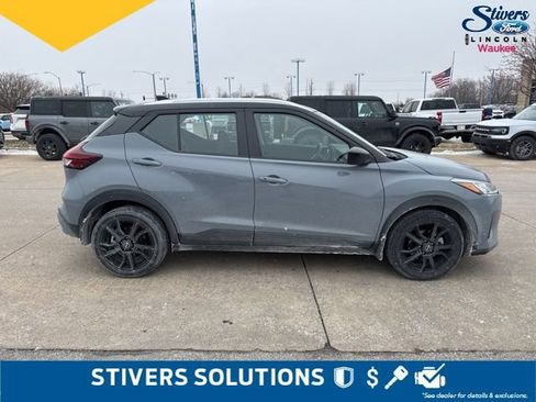Used 2023 Nissan Kicks SV image 3