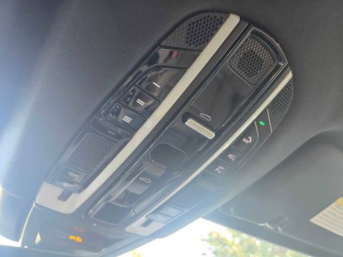 Used 2023 Porsche Cayenne Platinum Edition image 34