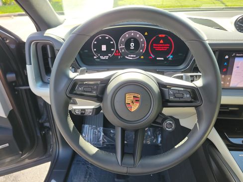 Used 2025 Porsche Cayenne Coupe AWD/4WD image 28