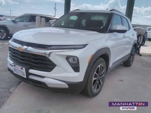 Used 2025 Chevrolet TrailBlazer LT FWD image 1