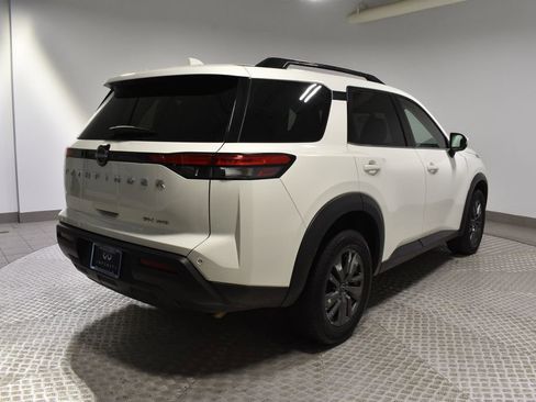 Used 2023 Nissan Pathfinder SV image 3