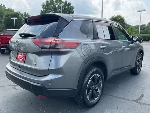 Used 2024 Nissan Rogue SV FWD image 8