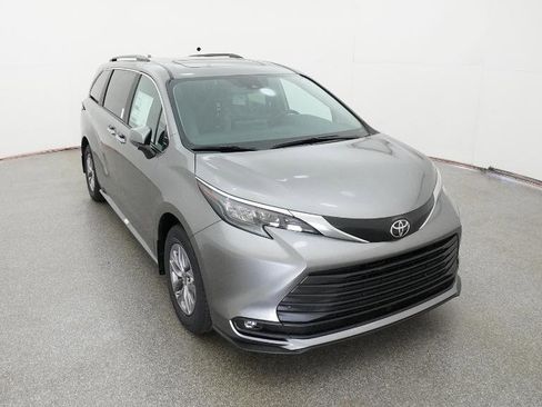 New 2026 Toyota Sienna XLE image 31
