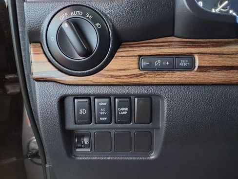 Used 2017 Nissan Titan SL image 16