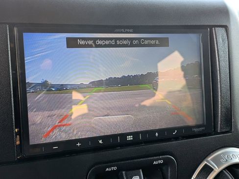 Used 2017 Jeep Wrangler Sahara w/ Connectivity Group AWD/4WD image 21