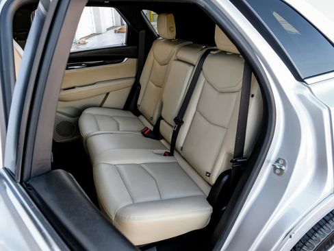 Used 2018 Cadillac XT5 Sport Utility 4D image 39