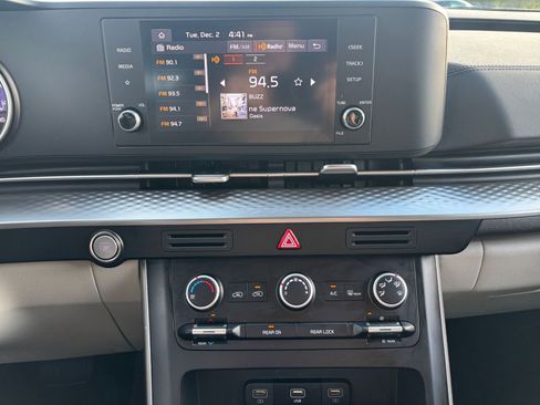 Used 2024 Kia Carnival LX image 20