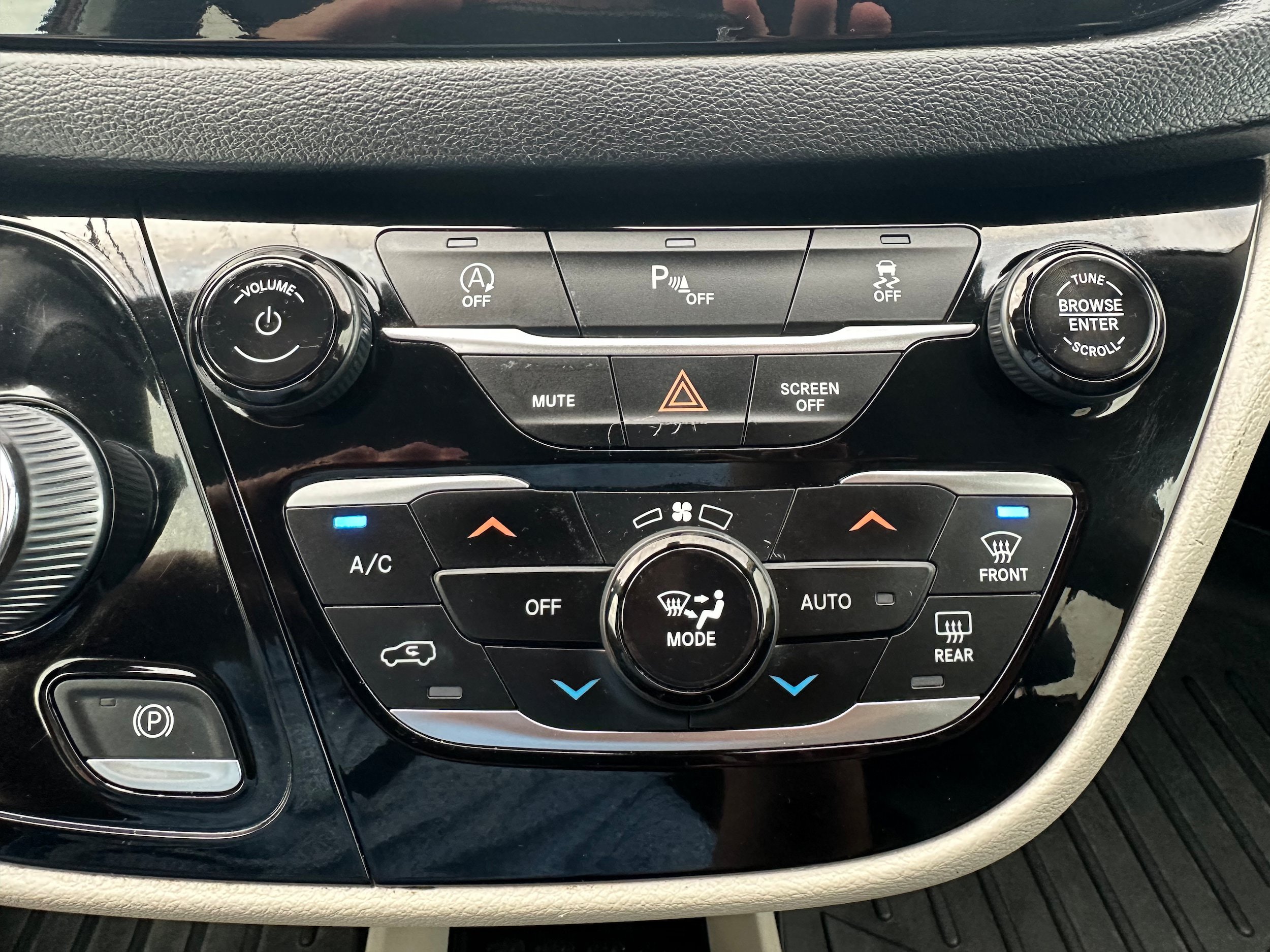 Used 2020 Chrysler Pacifica Touring-L FWD image 17
