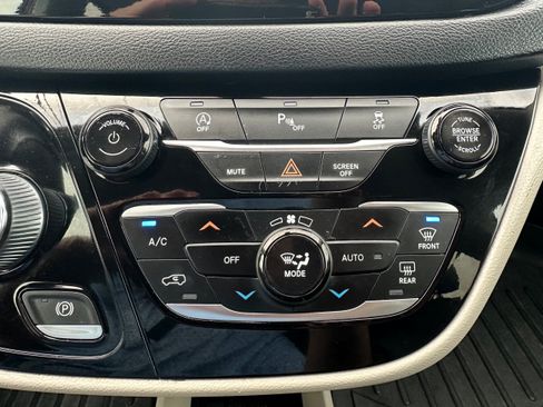 Used 2020 Chrysler Pacifica Touring-L FWD image 17