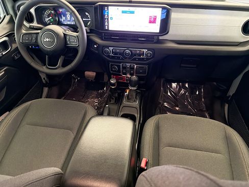 Used 2024 Jeep Wrangler Unlimited image 12