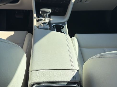 Used 2024 Genesis G70 2.5T image 9