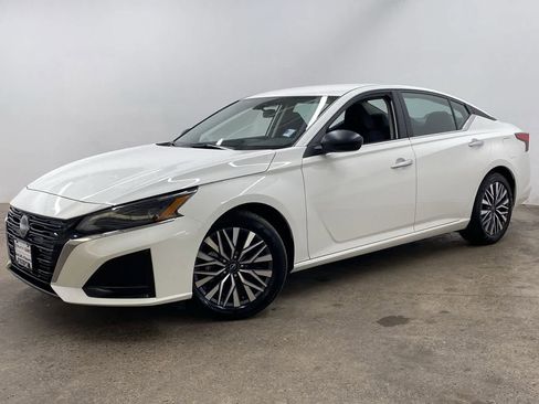 Used 2025 Nissan Altima 2.5 SV image 1