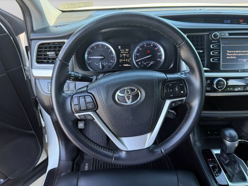 Used 2019 Toyota Highlander XLE AWD/4WD image 17