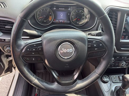 Used 2019 Jeep Cherokee Trailhawk AWD/4WD image 16