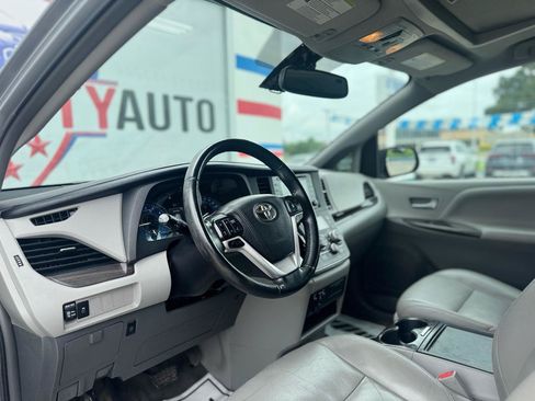 Used 2018 Toyota Sienna XLE FWD image 44