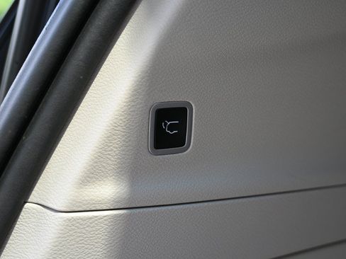 Used 2024 Chrysler Pacifica Touring-L FWD image 20