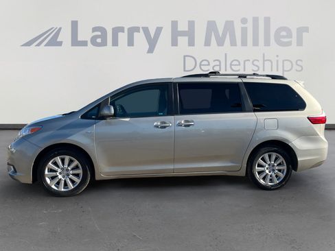 Used 2017 Toyota Sienna LE image 2