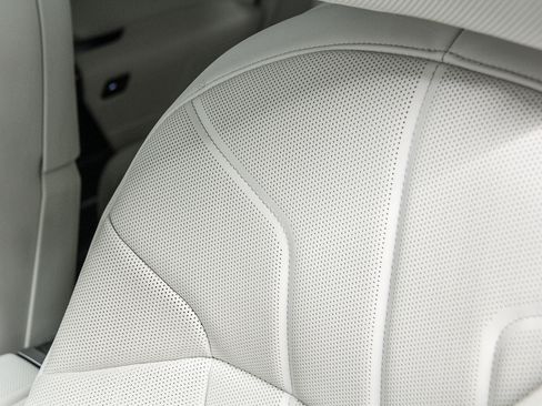 Used 2025 BMW i7 xDrive60 image 25