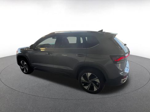 Used 2025 Volkswagen Taos SE image 13