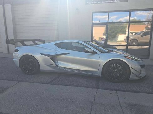 Used 2024 Chevrolet Corvette Z06 RWD image 3