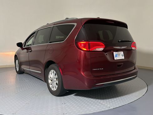 Used 2019 Chrysler Pacifica Touring-L FWD image 3