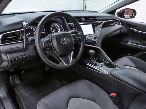 Used 2018 Toyota Camry LE image 2