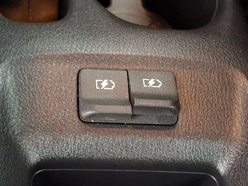 Used 2019 Nissan Kicks SR w/ SR Premium Package FWD image 11