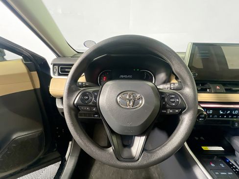 Used 2025 Toyota RAV4 XLE image 17