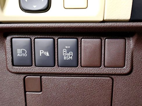 Used 2018 Lexus ES 300h w/ Luxury Package image 49