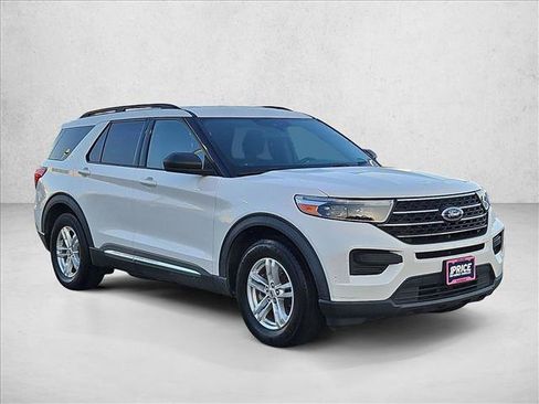 Used 2020 Ford Explorer XLT RWD image 3