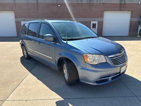 Used 2012 Chrysler Town & Country Touring FWD image 3
