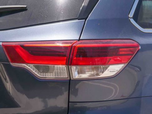 Used 2018 Toyota Highlander LE w/ Carpet Mat Package (TMS) AWD/4WD image 10