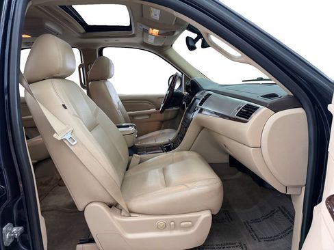 Used 2013 Cadillac Escalade Luxury AWD/4WD image 16