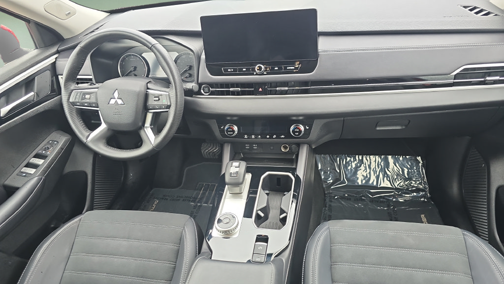 Used 2025 Mitsubishi Outlander SE FWD image 14