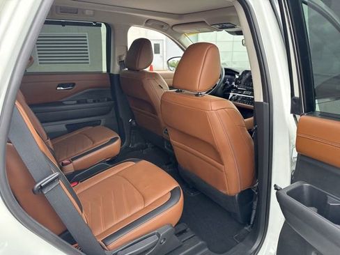 Used 2024 Nissan Pathfinder Platinum FWD image 17