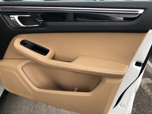 Used 2016 Porsche Macan S image 21