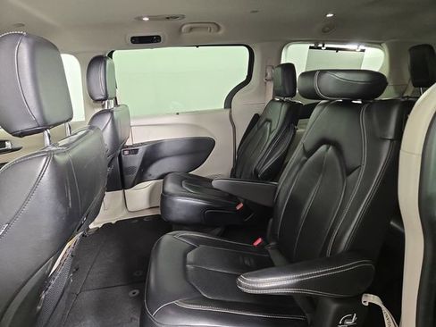 Used 2022 Chrysler Pacifica Touring-L FWD image 17