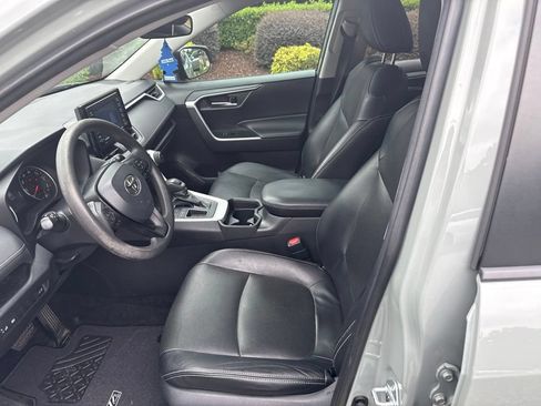 Used 2021 Toyota RAV4 XLE w/ Convenience Package FWD image 11