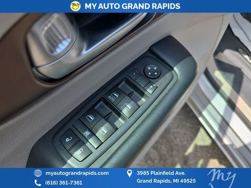 Used 2017 Chrysler Pacifica Touring FWD image 11