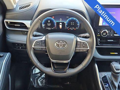 Used 2023 Toyota Highlander Platinum FWD image 19