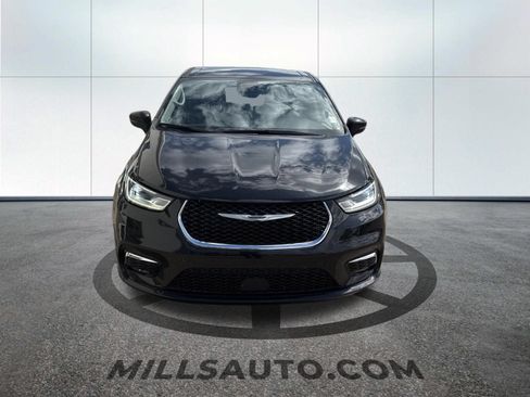 Used 2023 Chrysler Pacifica Touring-L FWD image 2